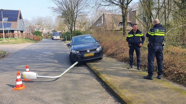 Automobilist rijdt lantaarnpaal omver in Hoogeveen