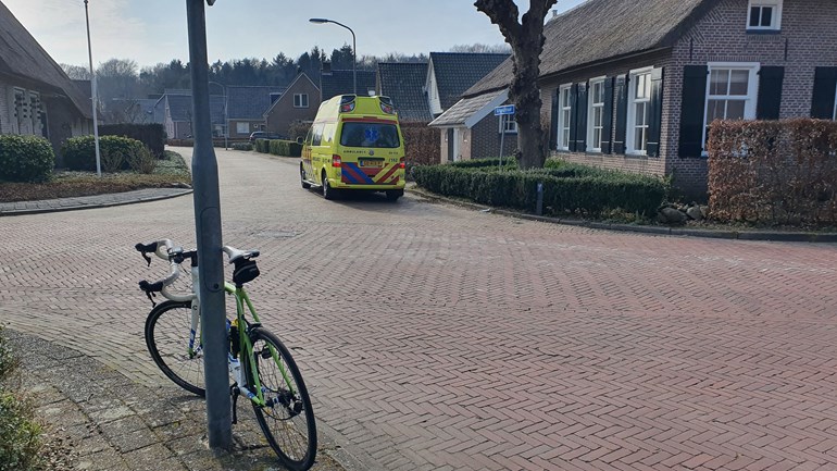 Wielrenner gewond na botsing met auto (video)