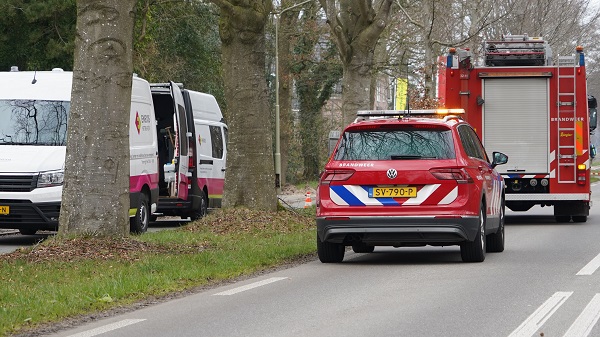 Graafwerkzaamheden voor lantaarnpalen zorgt voor fors gaslek in Vries (video)