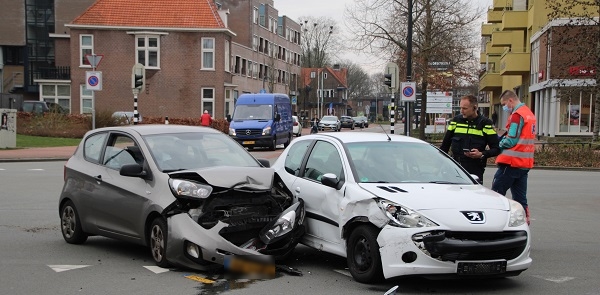 Veel schade en Ã©Ã©n gewonde bij botsing op drukke kruising (video)