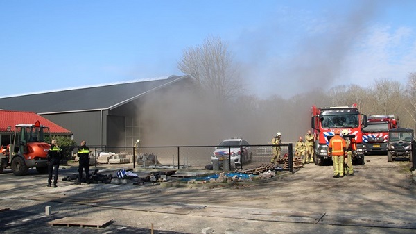 Brandweer groots ter plaatse bij brand met veel rookontwikkeling (video)