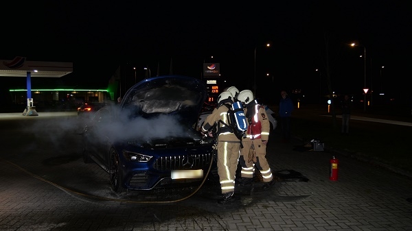 Politie blust brand in Mercedes van bijna 2,5 ton (video)