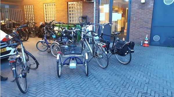 Politie vindt aantal gestolen fietsen terug in tuin en zoekt eigenaren