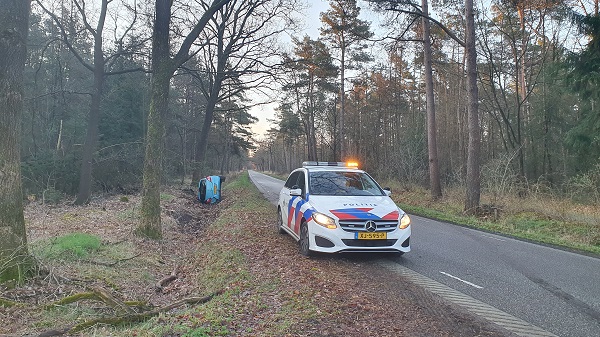 Auto op de kant in droge sloot bij eenzijdig ongeval (video)