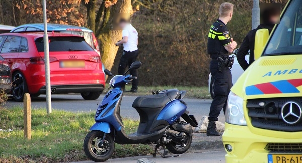 Scooter en auto botsen op elkaar op kruising