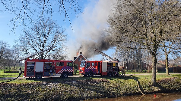 Schuur en woning volledig afgebrand (video)