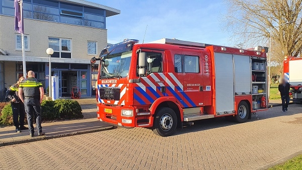 Brandweer massaal naar zorgcentrum voor brand in doos tl-lampen (video)