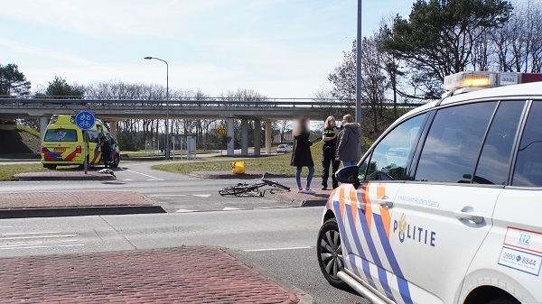 Fietser gewond na botsing met auto bij oprit N34