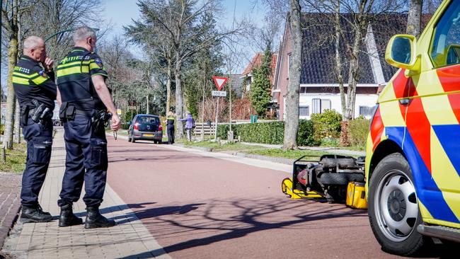 Postbezorger op scooter gewond bij aanrijding (Video)