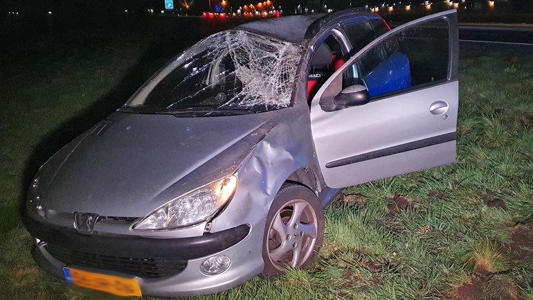 Auto over de kop op A37 (Video)