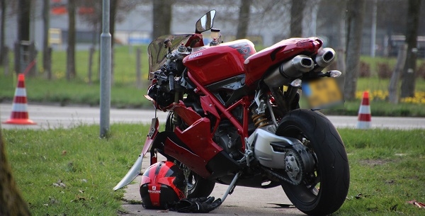 Motorrijder gewond na botsing met auto (video)