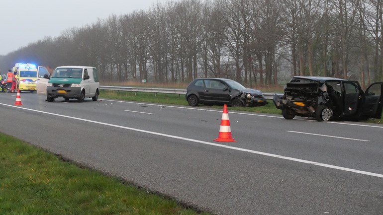 Traumahelikopter landt op A28 voor ongeval met meerdere gewonden (video)