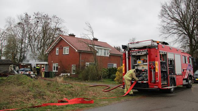 Schuurtje achter huis brandt volledig uit (Video)