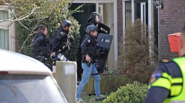 Arrestatieteam doet inval in woning en pakt twee personen op (video)