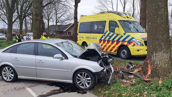 Bestuurder gewond na botsing met auto en boom (video)