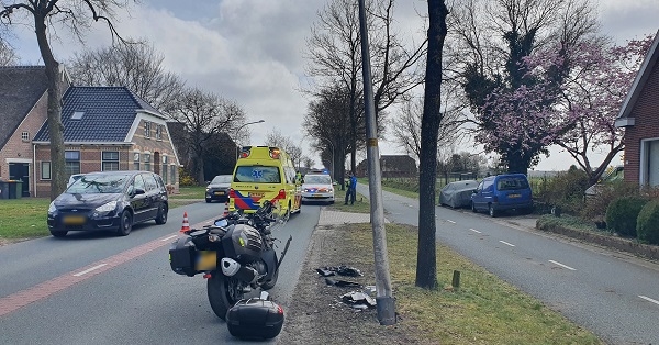 Motorrijder raakt gewond na botsing met lantaarnpaal (video)