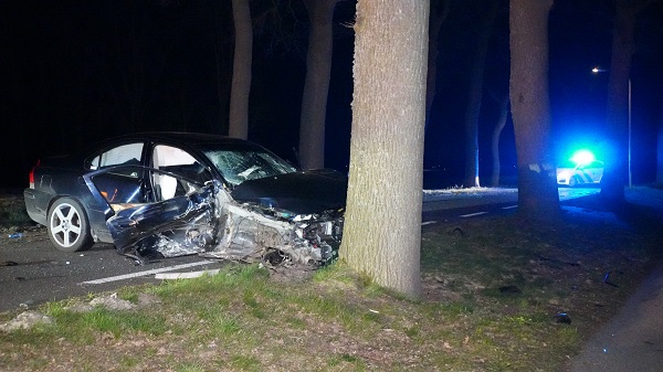 Bestuurder gewond nadat hij tegen meerdere bomen botst met auto (video)