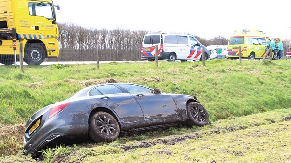 Auto raakt van de A37 en komt in de sloot terecht (video)