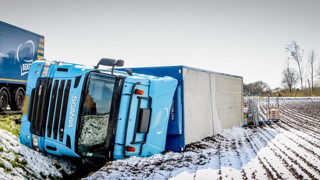 Vrachtwagen kantelt en komt in weiland te liggen