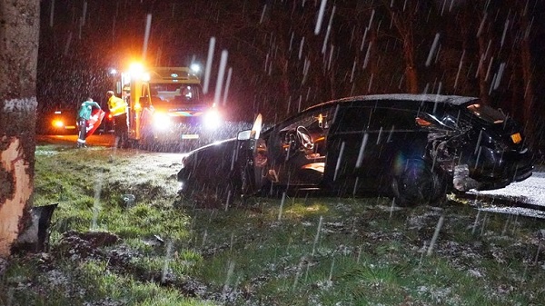 Bestuurder gewond na glijpartij in hagelbui (video)