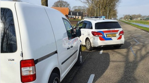 Politie rijdt gestolen auto klem en pakt twee verdachten op