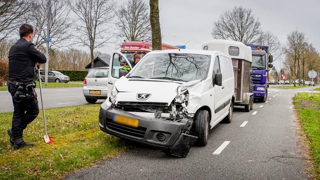 Busje en vrachtwagen botsen op elkaar (Video)