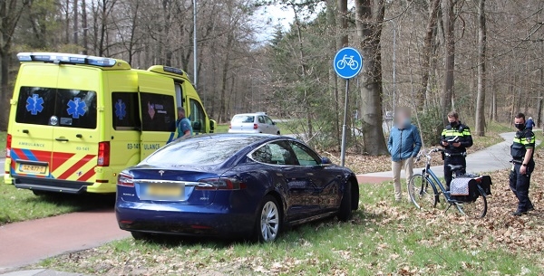 Fietser gewond na botsing met auto in Emmen (video)