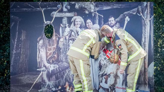 Jongetje bekneld in bord bij Hunebedcentrum