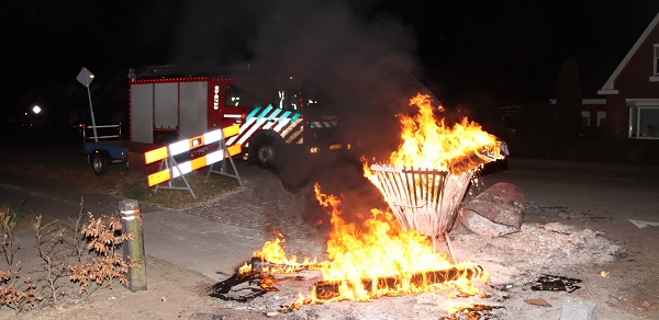 Brandweer rukt uit voor vuurkorf met rubberen paaltjes