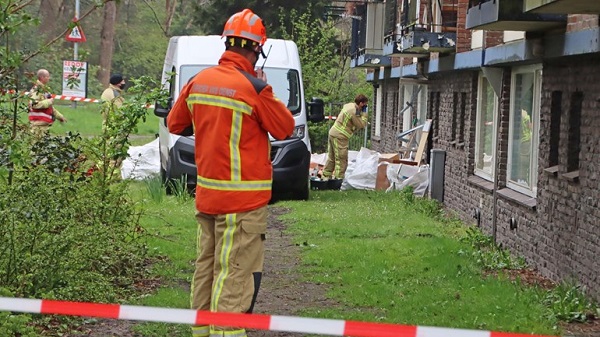 Persoon onwel en woningen ontruimd bij werkzaamheden in woning (video)