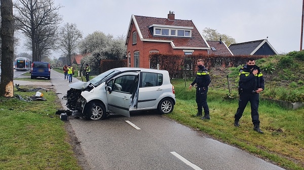 Bestuurder gewond na botsing tegen boom (Video)