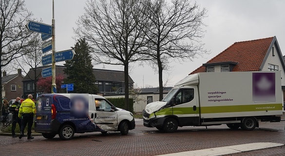 Vrouw gewond na botsing tussen bestelwagen en busje (video)