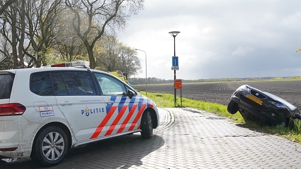 Automobilist rijdt met auto droge sloot in (video)