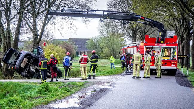 Auto belandt op de kop in de sloot in Smilde (Video)