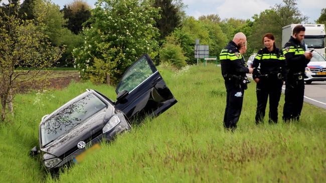 Vrachtwagen en auto botsen op elkaar in Emmen (Video)