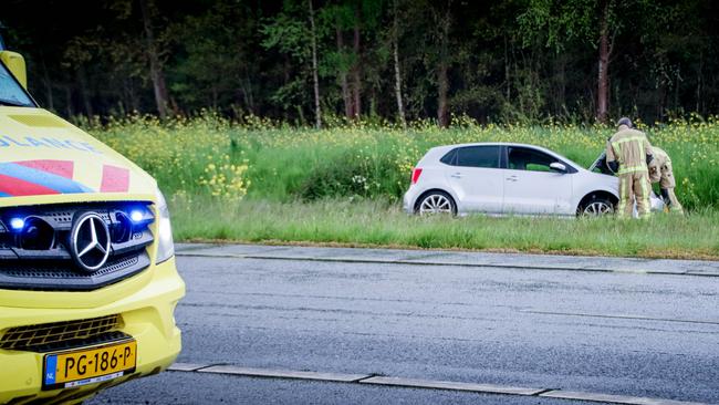 Auto op A37 belandt in middenberm