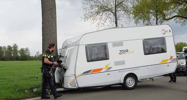 Caravan schiet los van auto en botst tegen boom (video)