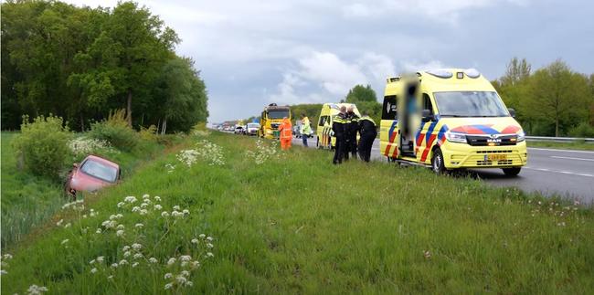 Auto raakt van de A37 en belandt in sloot (Video)