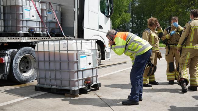 Lekkend vat met chemicaliÃ«n uit vrachtwagen langs A28 gehaald (Video)