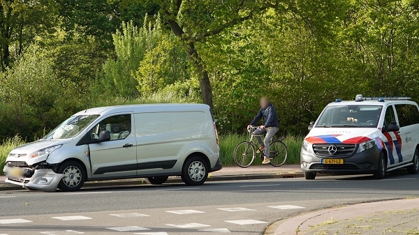 Veel schade bij botsing op kruising in Hoogeveen (video)