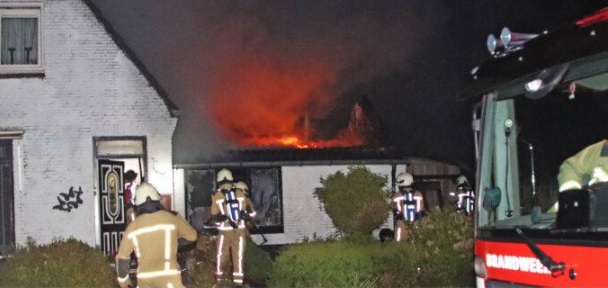 Uitslaande brand verwoest aanbouw van woning (video)