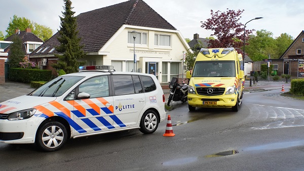 Motorrijdster gaat onderuit in Vries