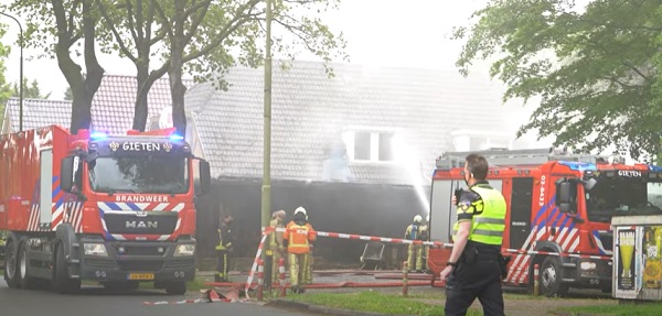 Grote brand eetcafÃ© Zuidlaren onder controle; eigenaar gaat uit van brandstichting (video)