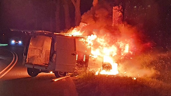 Busje volledig uitgebrand na botsing tegen boom (video)