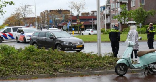 Scooterrijder gewond na botsing met auto (video)