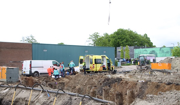 Traumahelikopter ingezet nadat betonblok op man terecht komt (video)