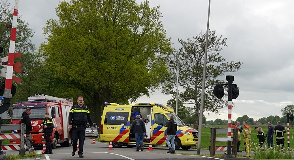 Wielrenner in sloot gelanceerd na botsing met auto (video)