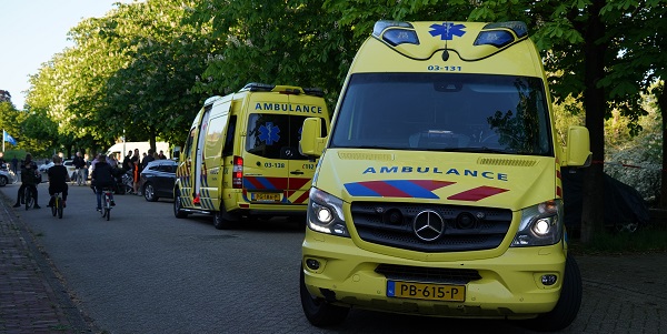 Ernstig gewonde persoon met helikopter naar UMCG gevlogen na ongeval op boot (video)