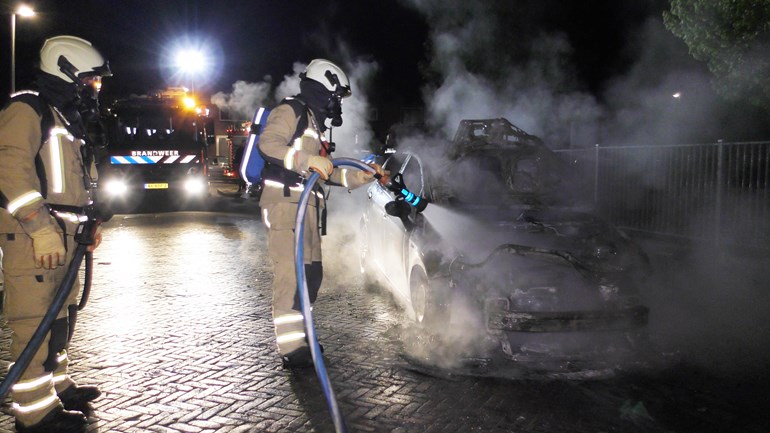 Opnieuw verdachte autobrand in Hoogeveen; politie doet onderzoek (video)