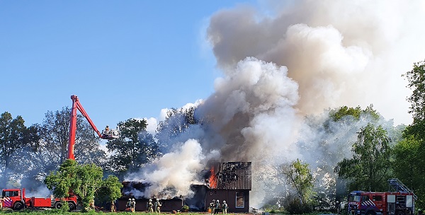 Schuur en woonboerderij volledig in de as na grote brand (video)